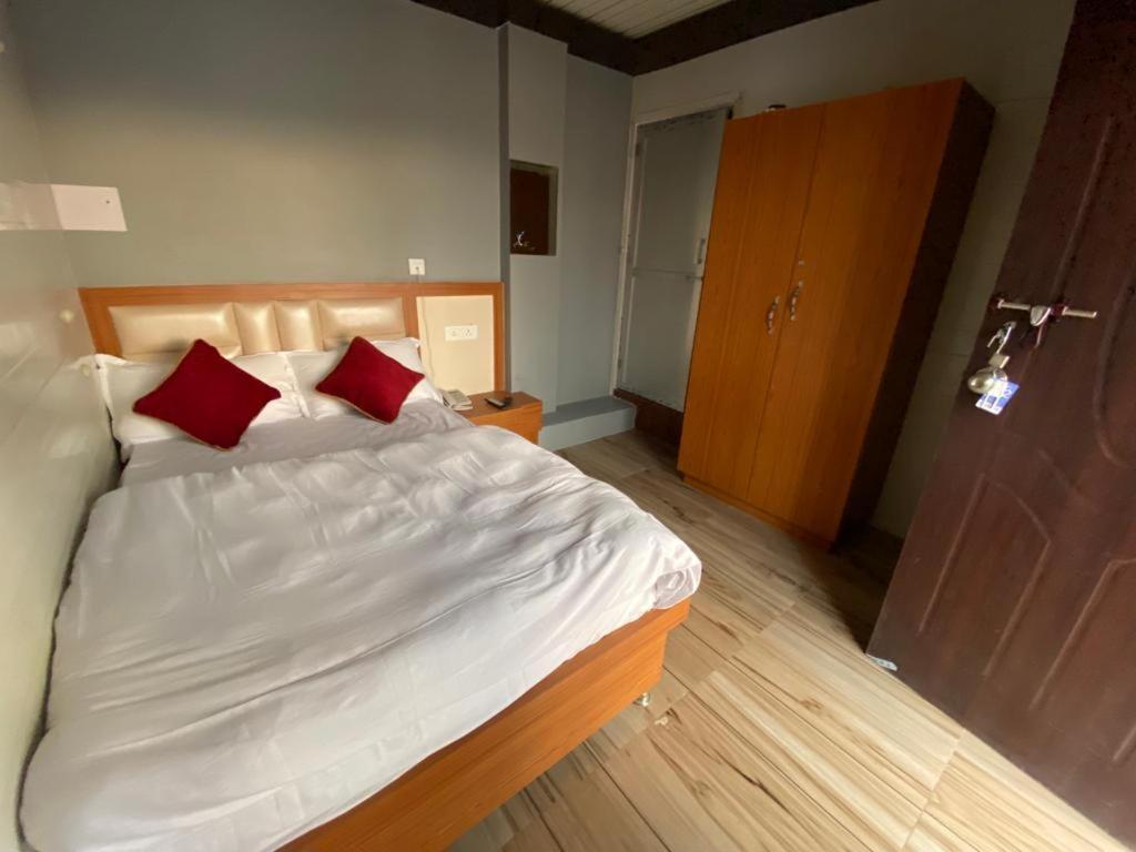 Hotel Kjs Inn Bahāsi Eksteriør bilde